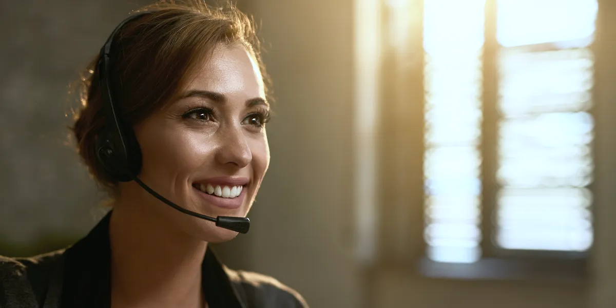 Ansprechpartnerin mit Headset im Gespräch